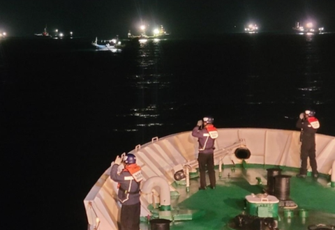 Tàu cá chìm ngoài khơi Hàn Quốc, một người Việt được giải cứu- Ảnh 1. Lực lượng bảo vệ bờ biển Hàn Quốc tìm kiếm thuyền viên mất tích trong vụ tàu cá bị chìm ngày 14-3 - Ảnh: YONHAP