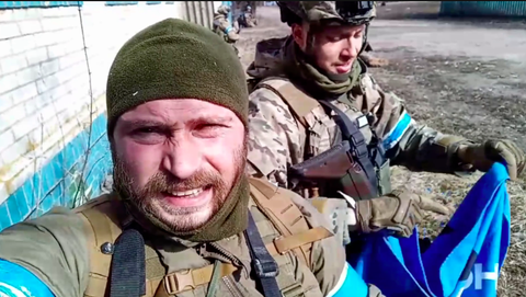 Lực lượng chống Kremlin nói dối vụ tràn qua biên giới Nga, quay video giả?- Ảnh 1. Ảnh chụp màn hình đoạn video do các chiến binh Quân đoàn Tự do Nga quay và đăng tải - Ảnh chụp màn hình RT/Quân đoàn Tự do Nga
