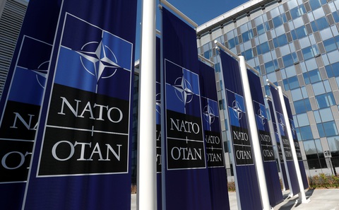 Trung Quốc, NATO đối thoại về xung đột Nga - Ukraine- Ảnh 1. Lối vào trụ sở của NATO ở Brussels, Bỉ - Ảnh: REUTERS