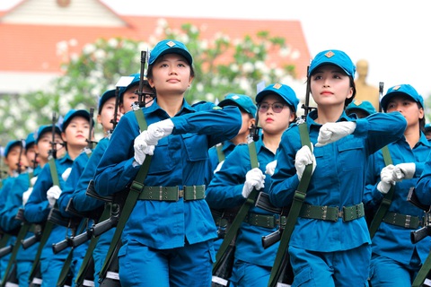 Bộ Quốc phòng phản hồi đề xuất xếp lương đại học cho chỉ huy trưởng quân sự xã, phường- Ảnh 1. Lực lượng nữ dân quân TP.HCM - Ảnh: LÊ PHAN