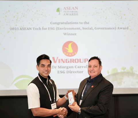Tiến sĩ Morgan Carroll (bên phải) đại diện Vingroup nhận giải thưởng công nghệ bền vững ASEAN 2023 tại lễ trao giải ở Singapore. Ảnh: Đ.H Tiến sĩ Morgan Carroll (bên phải) đại diện Vingroup nhận giải thưởng công nghệ bền vững ASEAN 2023 tại lễ trao giải ở Singapore. Ảnh: Đ.H