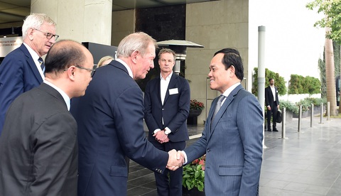 Chủ tịch SEB Marcus Wallenberg bắt tay Phó thủ tướng Trần Lưu Quang tại Hội nghị các CEO Bắc Âu ở Hà Nội vào ngày 12-3 - Ảnh: VGP Chủ tịch SEB Marcus Wallenberg bắt tay Phó thủ tướng Trần Lưu Quang tại Hội nghị các CEO Bắc Âu ở Hà Nội vào ngày 12-3 - Ảnh: VGP