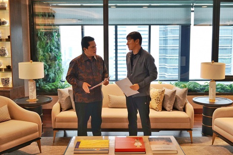 Chủ tịch PSSI Erick Thohir (trái) có cuộc trao đổi với HLV Shin Tae Yong về mục tiêu của đội tuyển Indonesia trước hai trận đấu gặp đội tuyển Việt Nam - Ảnh: PSSI Chủ tịch PSSI Erick Thohir (trái) có cuộc trao đổi với HLV Shin Tae Yong về mục tiêu của đội tuyển Indonesia trước hai trận đấu gặp đội tuyển Việt Nam - Ảnh: PSSI