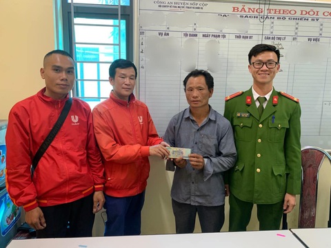 Anh nông dân mừng phát khóc khi nhận lại 50 triệu đồng từ hai công nhân- Ảnh 1. Đại diện Công an huyện Sốp Cộp cùng anh Dũng, anh Hưng trao trả số tiền 50 triệu đồng cho người đánh rơi - Ảnh: Công an huyện Sốp Cộp