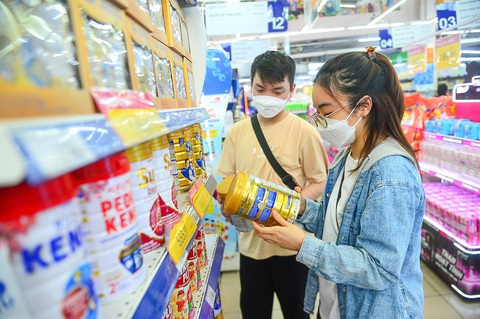 Người tiêu dùng cần tìm hiểu kỹ về nguồn gốc, uy tín thương hiệu, xuất xứ sản phẩm sữa để chọn mua - Ảnh: QUANG ĐỊNH Người tiêu dùng cần tìm hiểu kỹ về nguồn gốc, uy tín thương hiệu, xuất xứ sản phẩm sữa để chọn mua - Ảnh: QUANG ĐỊNH