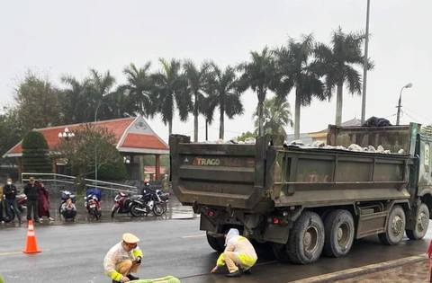 Xe tải chở đá cán chết bé gái lớp 4 đang đạp xe đi học- Ảnh 1. Hiện trường vụ tai nạn giao thông khiến một nữ sinh lớp 4 đang đạp xe đến trường tử vong sau khi bị xe tải chở đá cán qua - Ảnh: K. LINH