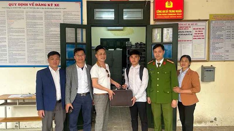 Nhặt được hơn 600 triệu đồng, nam sinh trả lại người đánh rơi- Ảnh 1. Em Nguyễn Bá Biền cùng lực lượng chức năng trao trả lại tài sản cho người đánh rơi - Ảnh: công an cung cấp