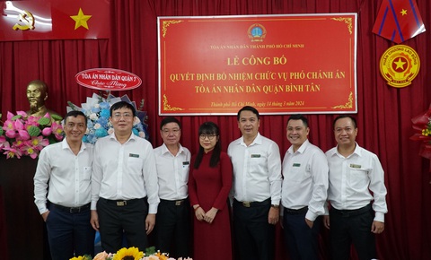 Nữ thẩm phán được bổ nhiệm làm phó chánh án Tòa án quận Bình Tân- Ảnh 2. Lãnh đạo Tòa án nhân dân quận Bình Tân chúc mừng bà Đoàn Thị Lệ Hoa - Ảnh: ĐAN THUẦN