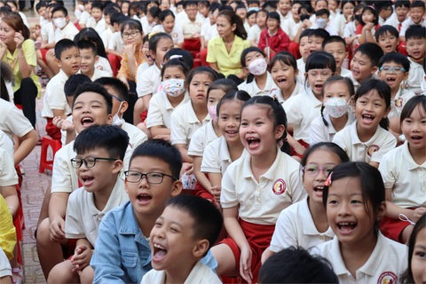Hy vọng với 'kỹ năng công dân số'- Ảnh 1. Học sinh Trường tiểu học Nguyễn Thái Học, quận 1 sinh hoạt tập thể tại sân trường. Đây là 1 trong 44 trường được chọn thực hiện giáo dục kỹ năng công dân số từ năm học 2023-2024 - Ảnh: nhà trường cung cấp
