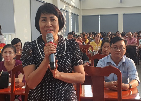 Tập huấn kỹ năng xử lý khủng hoảng truyền thông cho 350 lãnh đạo trường học- Ảnh 1. Cô Nguyễn Thị Thu Hằng, hiệu trưởng Trường THCS Trần Quốc Toản 1, chia sẻ kinh nghiệm về xử lý khủng hoảng truyền thông - Ảnh: H.HG