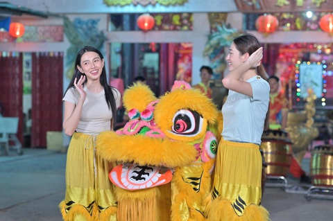 Thùy Tiên, Lương Thùy Linh gây náo loạn với múa lân đường phố- Ảnh 3. Hai người đẹp tập luyện nghiêm túc và kỹ lưỡng từng công đoạn