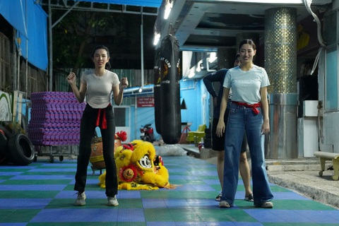 Thùy Tiên, Lương Thùy Linh gây náo loạn với múa lân đường phố- Ảnh 1. Hoa hậu Thùy Tiên, Lương Thùy Linh thử sức học múa lân sư rồng