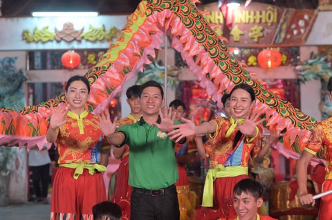 Thùy Tiên, Lương Thùy Linh gây náo loạn với múa lân đường phố- Ảnh 4. Gặp sự cố khi biểu diễn nhưng Thùy Tiên và Lương Thùy Linh có trải nghiệm đáng giá