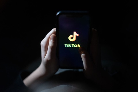 Một thiếu niên đang dùng Tiktok - Ảnh: Matt Cardy/Getty Images Một thiếu niên đang dùng TikTok - Ảnh: Matt Cardy/Getty Images