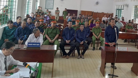 Hơn 30 năm tù cho nhóm đối tượng đòi tiền bảo kê quán nhậu- Ảnh 1. Các bị cáo tại phiên tòa - Ảnh: KHẮC TÂM