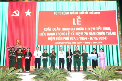 92 nữ dân quân TP.HCM đến Hà Nội huấn luyện diễu binh kỷ niệm chiến thắng Điện Biên Phủ- Ảnh 3. Lãnh đạo Thành ủy, UBND TP.HCM cùng lãnh đạo Bộ Tư lệnh TP.HCM trao quà động viên cho các nữ chiến sĩ trước khí ra Hà Nội huấn luyện nâng cao - Ảnh: HỮU TÂN