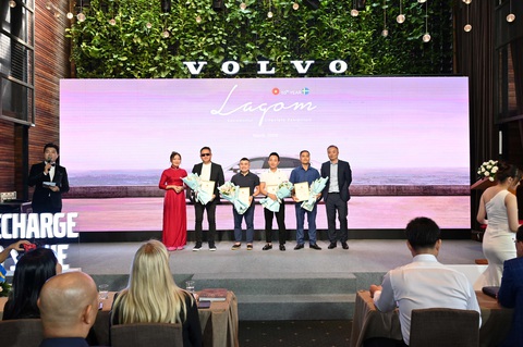 Volvo trình diễn phong cách sống Lagom tại Việt Nam- Ảnh 4. Đại diện Volvo Car Việt Nam tri ân các khách hàng đã ủng hộ dự án Volvo Kids, góp phần tạo thêm không gian vận động ngoài trời cho trẻ em tại các đô thị và dạy cho các em tình yêu với thiên nhiên, ý thức bảo vệ môi trường.