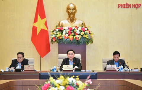 Đề xuất giới hạn không gian ngầm 15m ở Hà Nội, Chủ tịch Quốc hội lo 'lại xin - cho'- Ảnh 1. Chủ tịch Quốc hội Vương Đình Huệ tại phiên thảo luận - Ảnh: GIA HÂN