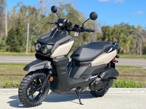Yamaha Zuma 125: Xe tay ga dáng lạ đắt ngang Honda SH bản cao cấp- Ảnh 3. So với bản 2023, Yamaha Zuma 125 2024 thêm hai tùy chọn màu mới, trong khi kiểu dáng thiết kế về cơ bản giữ nguyên