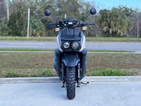 Yamaha Zuma 125: Xe tay ga dáng lạ đắt ngang Honda SH bản cao cấp- Ảnh 4. Mẫu xe gây ấn tượng với cặp đèn pha đôi bất đối xứng dạng tròn. Ở bản 2024, xe sử dụng đèn LED thay vì đèn halogen như trước đây. Thân xe góc cạnh kết hợp vè chắn bùn được bố trí cao và lốp địa hình Dual-Sport tạo nên dáng vẻ cơ bắp, mạnh mẽ, trông như thể một chiếc xe off-road