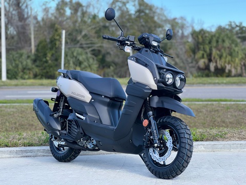 Yamaha Zuma 125: Xe tay ga dáng lạ đắt ngang Honda SH bản cao cấp- Ảnh 2. Khác với các mẫu xe tay ga khác trên thị trường hiện nay, Yamaha Zuma 125 2024 sở hữu thiết kế hầm hố, phá cách đậm chất chơi. Mẫu xe máy Yamaha này hướng tới nhóm khách hàng cá tính, thích sự khác biệt nhưng lại chủ yếu di chuyển trong đô thị