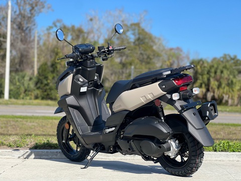 Yamaha Zuma 125: Xe tay ga dáng lạ đắt ngang Honda SH bản cao cấp- Ảnh 6. Xe sử dụng mâm đúc 12 inch, kết hợp bộ lốp cỡ 120/70 phía trước và 130/70 phía sau. Hệ thống treo gồm bộ phuộc ống lồng phía trước và giảm xóc lò xo đôi phía sau