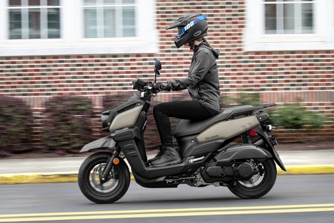 Yamaha Zuma 125: Xe tay ga dáng lạ đắt ngang Honda SH bản cao cấp- Ảnh 9. Đúng như tên gọi, Yamaha Zuma 125 2024 được trang bị động cơ Blue Core dung tích 125cc làm mát bằng dung dịch, 4 thì, SOHC, van biến thiên VVA (Variable Valve Actuation) để đưa tới sức mạnh tốt hơn cho từng dải vòng tua. Đáng tiếc nhà sản xuất chưa công bố thông số sức mạnh và mô men xoắn. Mức tiêu thụ nhiên liệu 2,2 lít xăng/100km và đạt tiêu chuẩn khí thải EURO 5 mới nhất