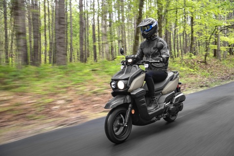 Yamaha Zuma 125: Xe tay ga dáng lạ đắt ngang Honda SH bản cao cấp- Ảnh 10. Yamaha bắt đầu mở bán Zuma 125 2024 tại Mỹ từ tháng 3-2024 với giá 3.799 USD (93,8 triệu đồng) - nhỉnh hơn niêm yết của SH160i phiên bản tiêu chuẩn ở Việt Nam (92,49 triệu đồng)