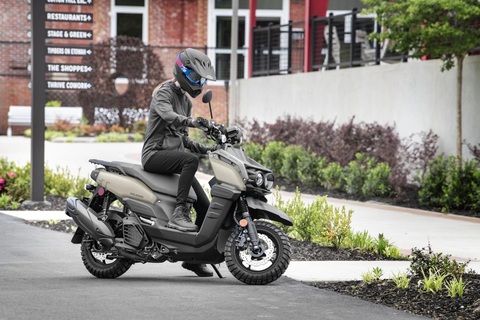 Yamaha Zuma 125: Xe tay ga dáng lạ đắt ngang Honda SH bản cao cấp- Ảnh 11. Tuy nhiên, nếu theo giá dự kiến của nhà nhập khẩu trên, Yamaha Zuma 125 2024 có giá tiệm cận với SH160i phiên bản cao cấp (100,49 triệu đồng) hơn. Dẫu vậy, vì là mẫu xe chơi, đối thủ gần gũi hơn với Yamaha Zuma 125 là Honda Zoomer. Yamaha cũng có một mẫu xe chơi khác đã ra mắt ở Việt Nam PG-1 nhưng thuộc dòng xe số, trong khi Zuma 125 là xe tay ga
