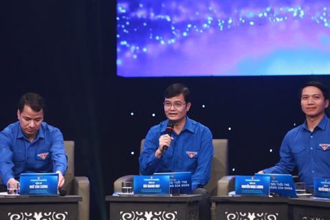 Ban Bí thư Trung ương Đoàn tham gia trả lời diễn đàn - Ảnh: BẢO KHANH Ban Bí thư Trung ương Đoàn tham gia trả lời diễn đàn - Ảnh: BẢO KHANH