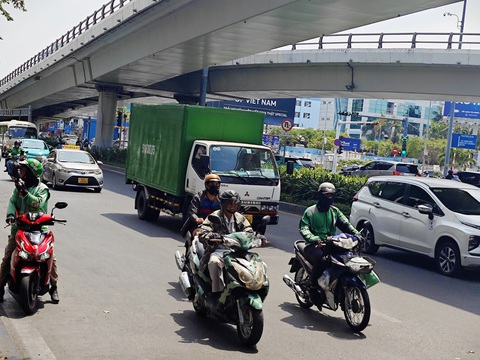 Lo tắc đường vào kho hàng Tân Sơn Nhất- Ảnh 1. Xe tải lưu thông trên tuyến đường Trường Sơn, ngang cửa ngõ ra, vào sân bay Tân Sơn Nhất - Ảnh: CÔNG TRUNG