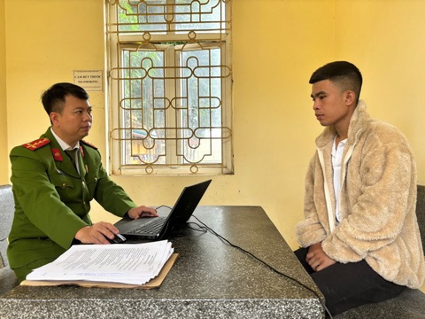 Bị can bỏ trốn vụ cướp 1 tỉ của người phụ nữ ở Vĩnh Phúc ra đầu thú- Ảnh 1. Bị can Luân tại cơ quan công an - Ảnh: THU HIỀN