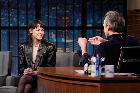 ‘Bỏng mắt’ với mốt không quần của Kristen Stewart- Ảnh 3. Kristen Stewart trong show Late Night with Seth Meyers.