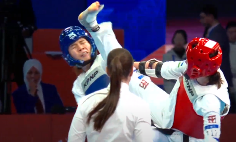 Võ sĩ Bạc Thị Khiêm trượt vé dự Olympic Paris- Ảnh 1. Bạc Thị Khiêm (giáp xanh) dính đòn của Ozoda - Ảnh chụp màn hình