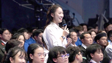 Kỳ vọng, lắng nghe các bạn trẻ hiến kế- Ảnh 1. MC Khánh Vy đề đạt nguyện vọng Đoàn có giải pháp nâng cao năng lực ngoại ngữ cho thanh niên - Ảnh: BẢO KHÁNH