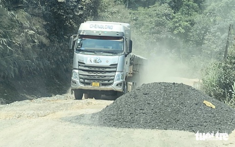 Quốc lộ 14D oằn mình gánh đoàn xe chở quặng bauxite, bụi tung mù mịt- Ảnh 10. Hằng ngày xe chở quặng đi rất nhiều trên đường