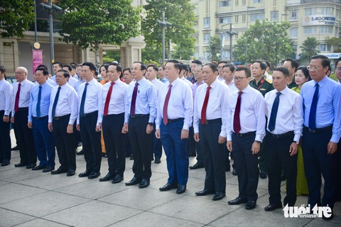 Đoàn đại biểu Đảng, Nhà nước dâng hương tượng đài Chủ tịch Hồ Chí Minh, tham quan Hội báo 2024- Ảnh 1. Đoàn đại biểu Đảng, Nhà nước đến dâng hoa, dâng hương trước tượng đài Chủ tịch Hồ Chí Minh - Ảnh: QUANG ĐỊNH