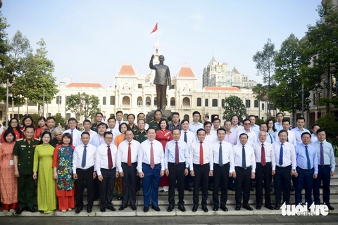 Đoàn đại biểu Đảng, Nhà nước dâng hương tượng đài Chủ tịch Hồ Chí Minh, tham quan Hội báo 2024- Ảnh 3. Các đại biểu chụp ảnh lưu niệm trước tượng Bác - Ảnh: QUANG ĐỊNH