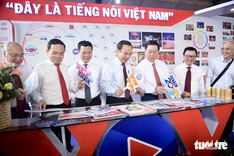 Đoàn đại biểu Đảng, Nhà nước dâng hương tượng đài Chủ tịch Hồ Chí Minh, tham quan Hội báo 2024- Ảnh 4. Từ trái qua: Trưởng Ban Tuyên giáo TP.HCM Phan Nguyễn Như Khuê, Phó thủ tướng Trần Lưu Quang, Bộ trưởng Bộ Thông tin và Truyền thông Nguyễn Mạnh Hùng, Bí thư Thành ủy TP.HCM Nguyễn Văn Nên, Trưởng Ban Tuyên giáo Trung ương Nguyễn Trọng Nghĩa, Chủ tịch Hội Nhà báo Việt Nam - Tổng biên tập báo Nhân dân Lê Quốc Minh cùng tham quan khu vực trưng bày của các báo, đài - Ảnh: QUANG ĐỊNH