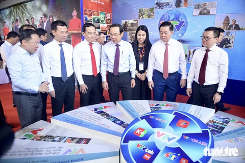 Đoàn đại biểu Đảng, Nhà nước dâng hương tượng đài Chủ tịch Hồ Chí Minh, tham quan Hội báo 2024- Ảnh 5. Hội báo toàn quốc 2024 là sự kiện chào mừng 49 năm Ngày thống nhất đất nước, 48 năm Ngày Sài Gòn - Gia Định đổi tên thành TP.HCM, kỷ niệm 100 năm Ngày Báo chí cách mạng Việt Nam - Ảnh: QUANG ĐỊNH