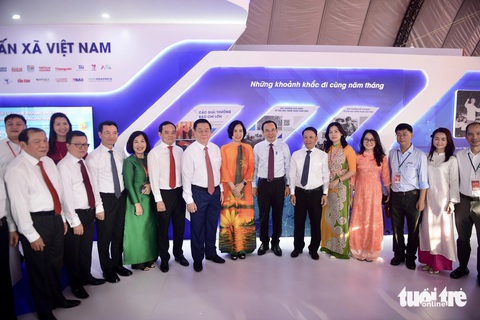 Đoàn đại biểu Đảng, Nhà nước dâng hương tượng đài Chủ tịch Hồ Chí Minh, tham quan Hội báo 2024- Ảnh 6. Hội báo lần này có 12 phiên họp, trong đó có 10 phiên thảo luận với các chủ đề như báo chí dữ liệu, báo chí trong kỷ nguyên số, công nghệ... - Ảnh: QUANG ĐỊNH