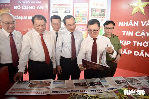 Đoàn đại biểu Đảng, Nhà nước dâng hương tượng đài Chủ tịch Hồ Chí Minh, tham quan Hội báo 2024- Ảnh 7. Hội báo sẽ diễn ra trong ba ngày từ ngày 15 đến 17-3 với 105 gian trưng bày các ấn phẩm báo xuân, các ấn phẩm báo chí tiêu biểu năm 2023 và quý 1-2024. Ngoài ra, Hội báo còn có nhiều sự kiện lôi cuốn như: Giải bóng đá Cúp Nhà báo & Công luận lần thứ 3; Trao các giải thưởng như: “Bìa báo Tết đẹp”, “Giao diện báo điện tử Tết ấn tượng”... - Ảnh: QUANG ĐỊNH