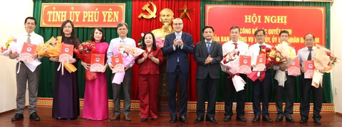 Lãnh đạo Tỉnh ủy Phú Yên trao quyết định cho các cán bộ được điều động, chỉ định, bổ nhiệm cán bộ lãnh đạo cấp sở, cấp huyện tại tỉnh này - Ảnh: CẨM GIANG Lãnh đạo Tỉnh ủy Phú Yên trao quyết định cho các cán bộ được điều động, chỉ định, bổ nhiệm cán bộ lãnh đạo cấp sở, cấp huyện - Ảnh: CẨM GIANG