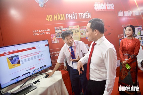 Phó thủ tướng Trần Lưu Quang tham quan gian hàng báo Tuổi Trẻ - Ảnh: QUANG ĐỊNH Phó thủ tướng Trần Lưu Quang tham quan gian trưng bày báo Tuổi Trẻ - Ảnh: QUANG ĐỊNH