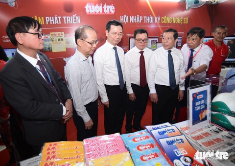 Bộ trưởng Bộ Thông tin và Truyền thông Nguyễn Mạnh Hùng, chủ tịch Hội Nhà báo Việt Nam Lê Quốc Minh tham quan gian hàng báo Tuổi Trẻ - Ảnh: QUANG ĐỊNH Bộ trưởng Bộ Thông tin và Truyền thông Nguyễn Mạnh Hùng (thứ ba từ trái qua), Chủ tịch Hội Nhà báo Việt Nam Lê Quốc Minh (thứ tư từ trái qua) thăm gian trưng bày báo Tuổi Trẻ - Ảnh: QUANG ĐỊNH