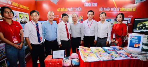 Gian trưng bày của báo Tuổi Trẻ sáng 15-3 - Ảnh: Q. ĐỊNH Gian trưng bày của báo Tuổi Trẻ sáng 15-3 - Ảnh: Q. ĐỊNH