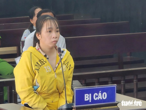 Lãnh 15 năm tù vì sử dụng giấy chứng nhận quyền sử dụng đất giả để lừa đảo- Ảnh 1. Nguyễn Thị Trúc Ly tại phiên tòa xét xử - Ảnh: HOÀI THƯƠNG