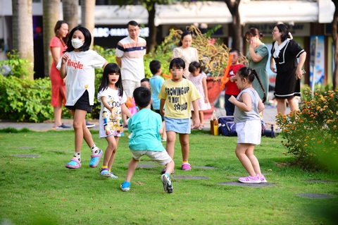 Ảnh: QUANG ĐỊNH Trẻ em vui chơi trong công viên - Ảnh minh họa: QUANG ĐỊNH