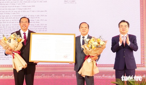 Quy hoạch tốt giúp Hà Tiên thu hút đầu tư, phát triển du lịch- Ảnh 1. Ông Nguyễn Thanh Nghị (bìa phải) - bộ trưởng Bộ Xây dựng - trao quyết định phê duyệt đồ án quy hoạch chung thành phố và khu kinh tế cửa khẩu quốc tế Hà Tiên đến năm 2040 cho lãnh đạo địa phương - Ảnh: CHÍ CÔNG