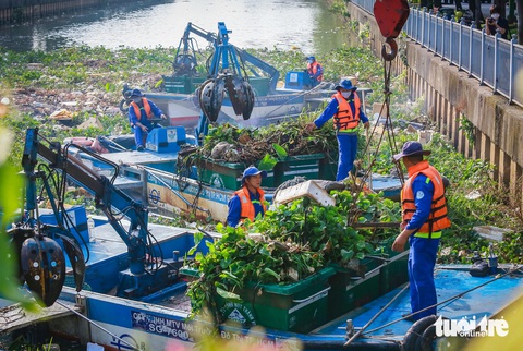 Công nhân 'đội nắng' gom 100 tấn rác kênh Nhiêu Lộc - Thị Nghè- Ảnh 2. Sáng 15-3, đơn vị phụ trách vớt rác trên kênh Nhiêu Lộc - Thị Nghè đã điều 4 ca nô đến đoạn cầu số 1 để tổng lực làm việc